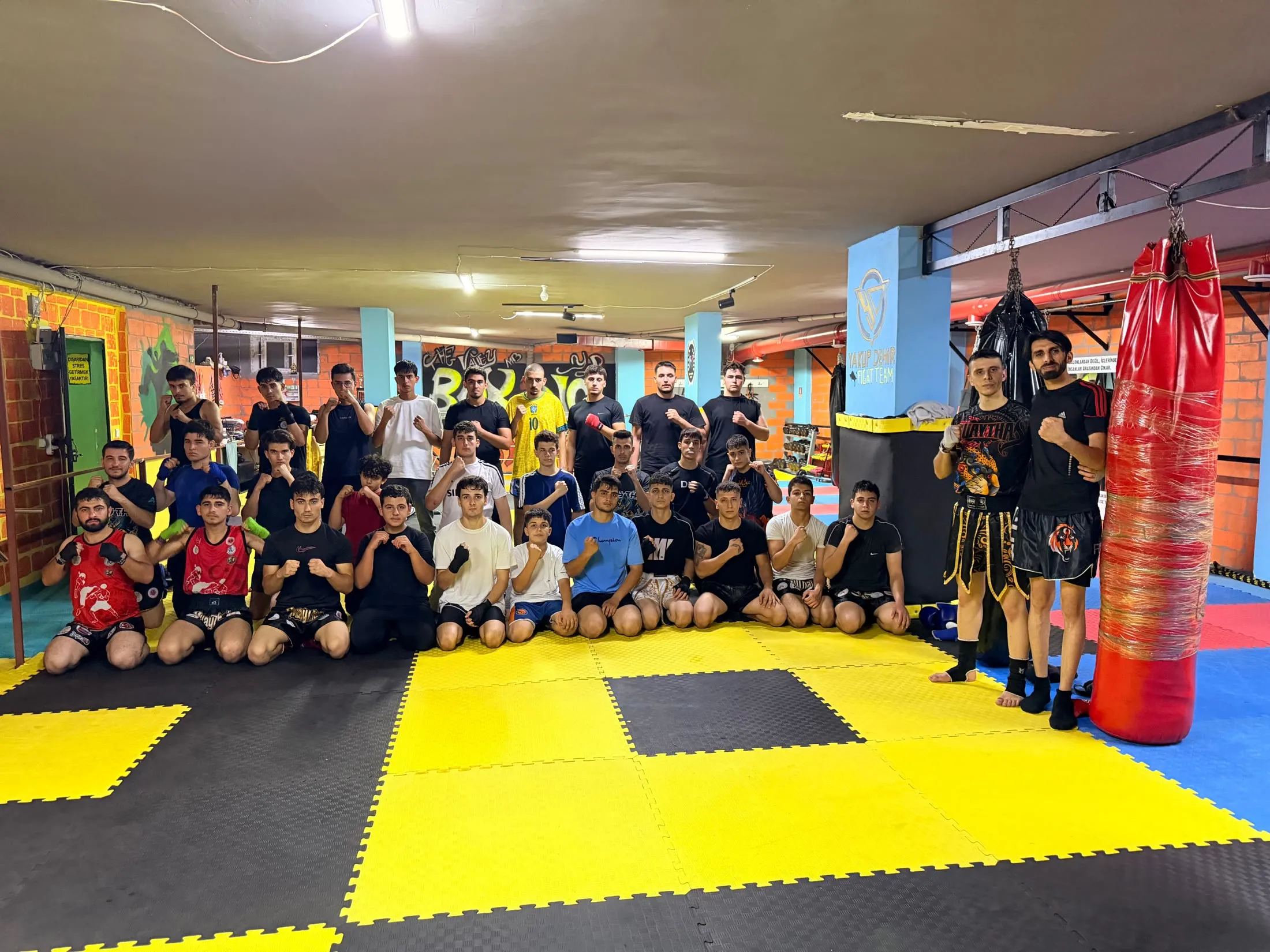 Siyah Sancak sporcuları ve antrenörü salonda toplu fotoğraf