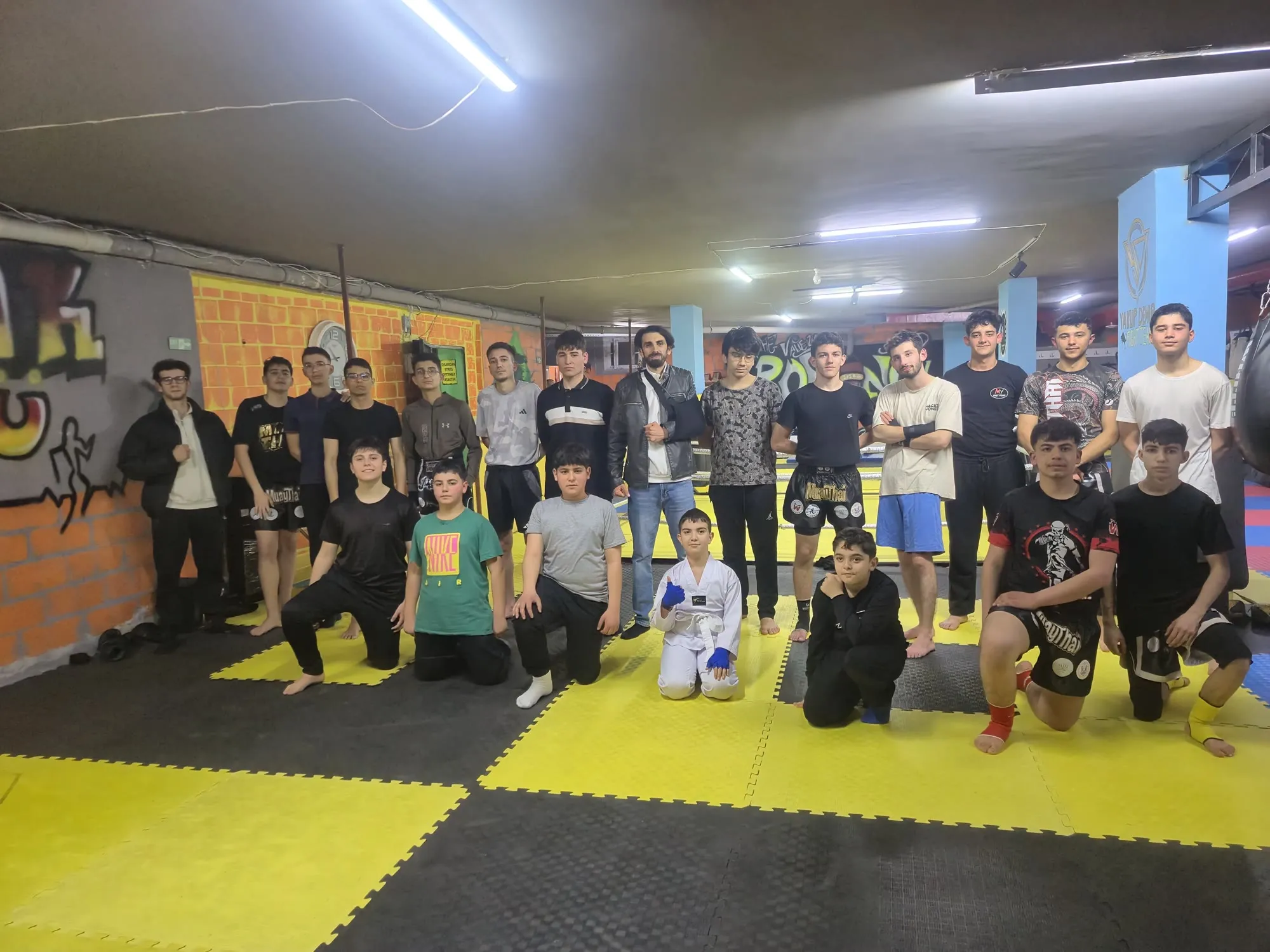 Genç sporcular salonda