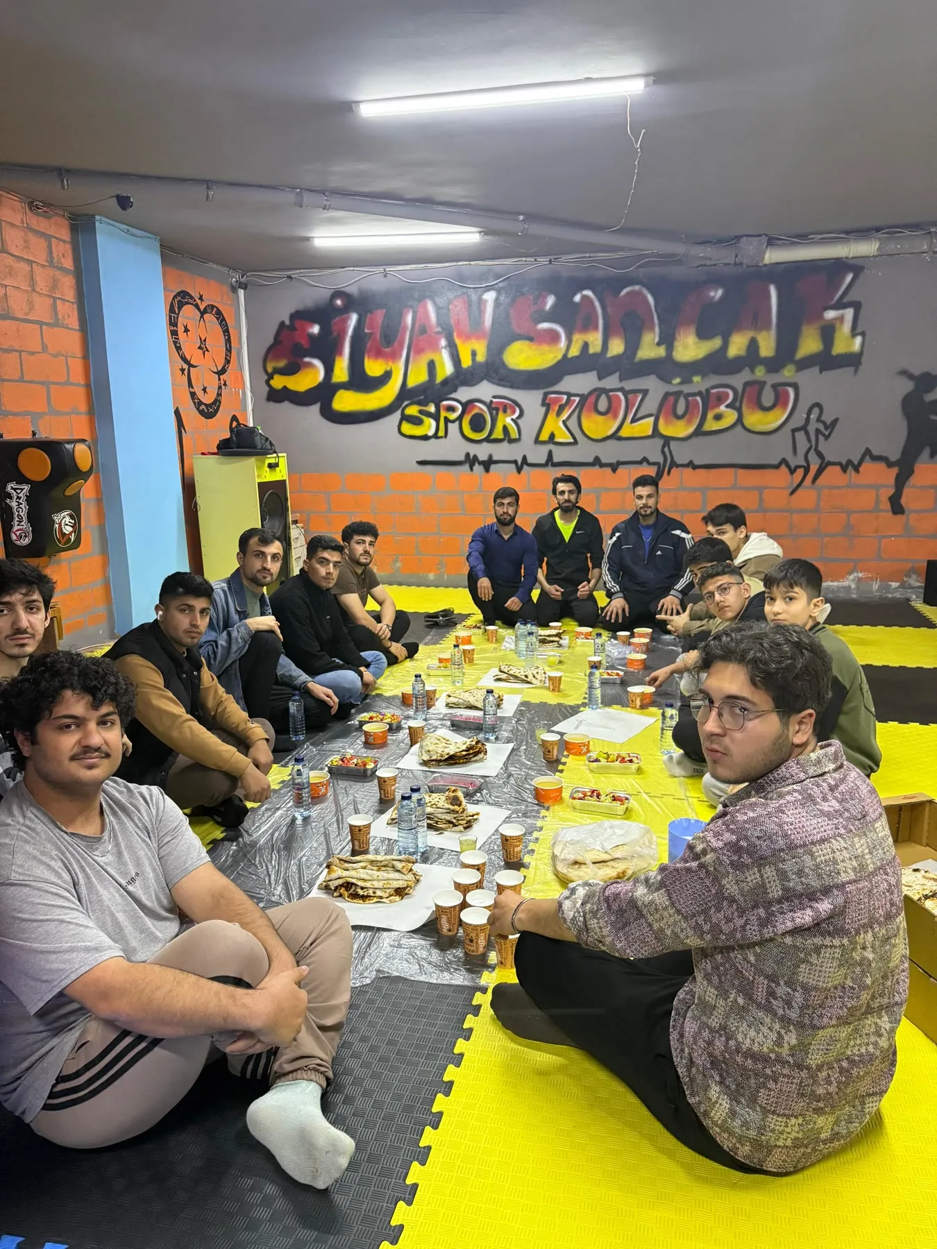 Salonda iftar sofrası