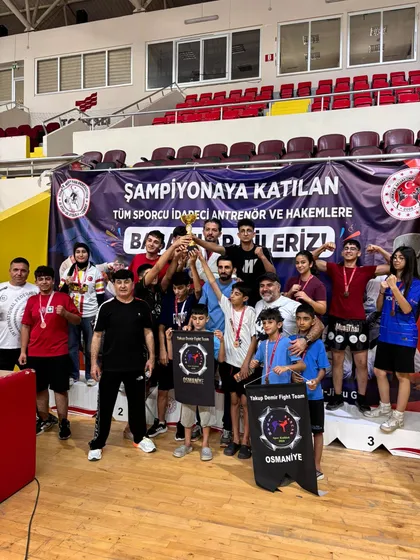 Şampiyona podyumunda kupa kaldıran sporcular
