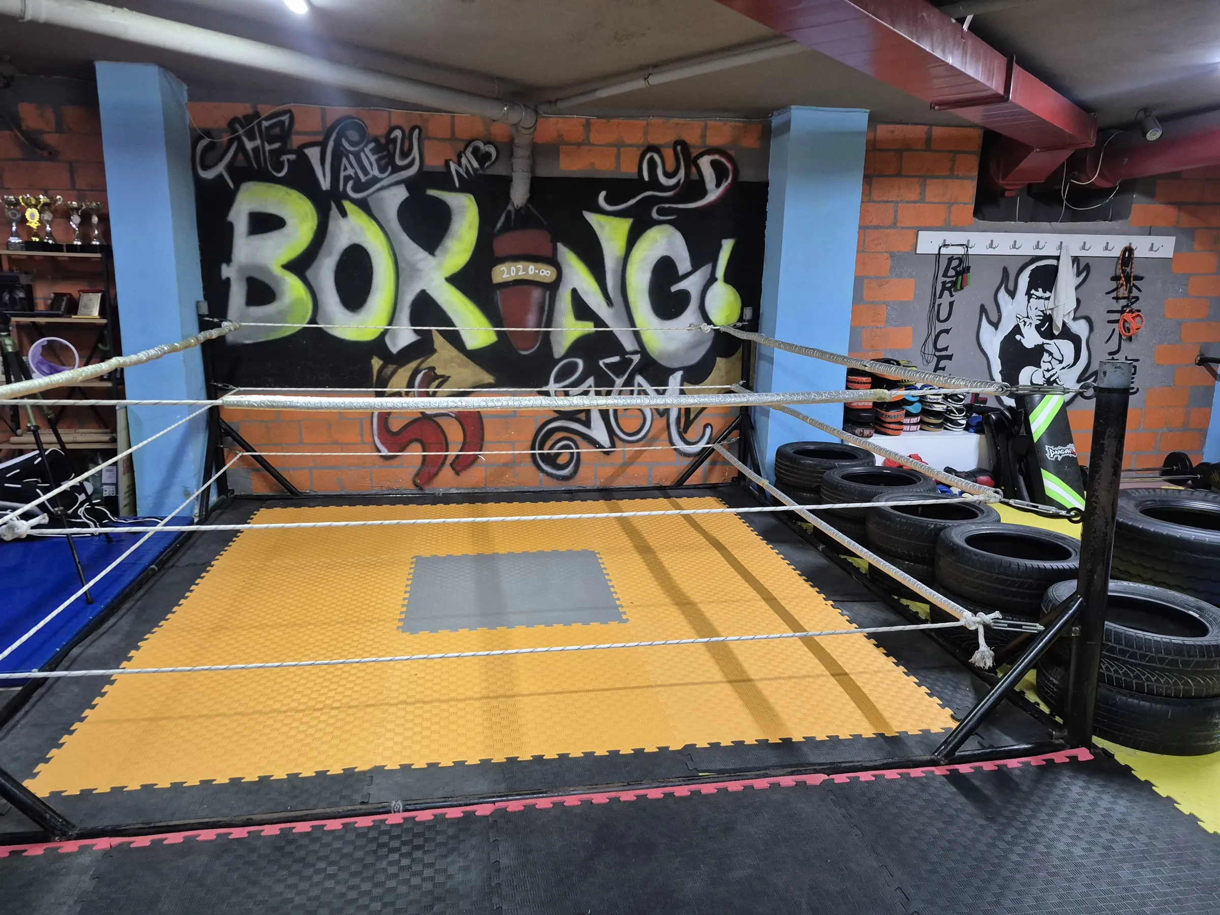 Siyah Sancak salonunda ring ve BOXING grafitisi