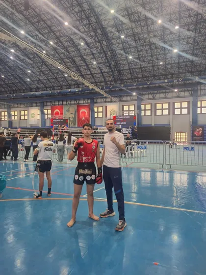 Kırmızı formalı sporcu arenada